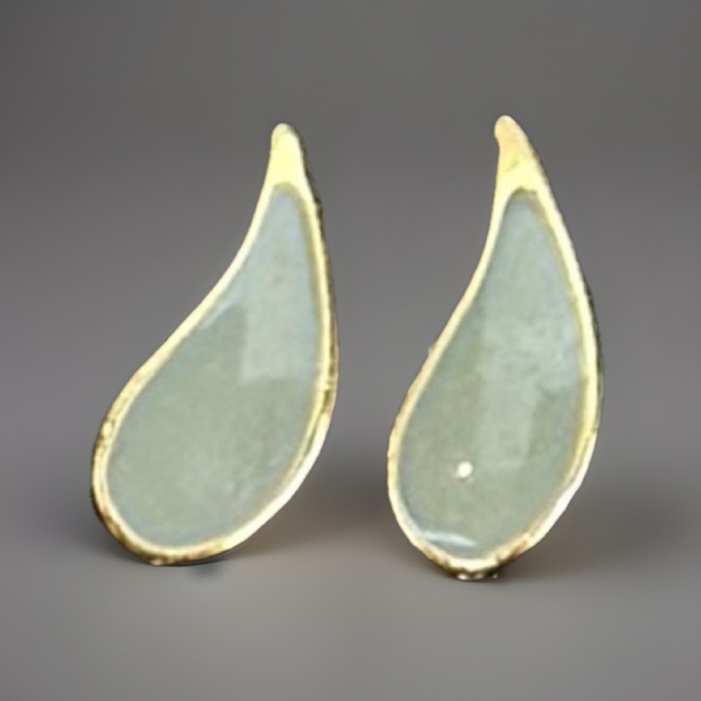 Vintage goldtone and light green tiny teardrop shaped pierced earrings